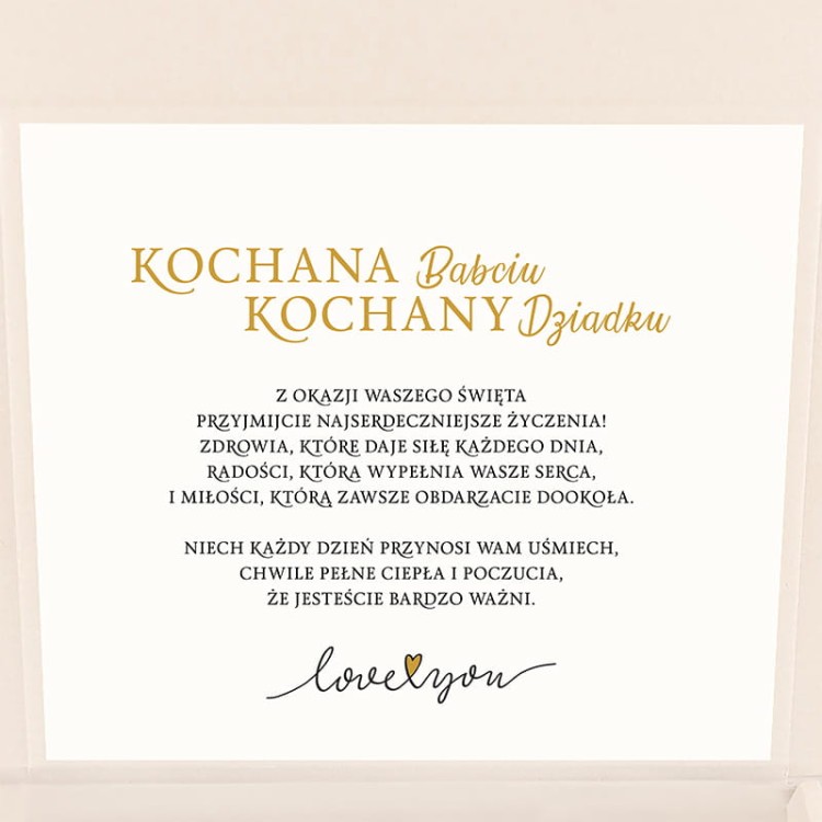Zbliżenie na kartkę z życzeniami dołączoną do zestawu dla dziadków.