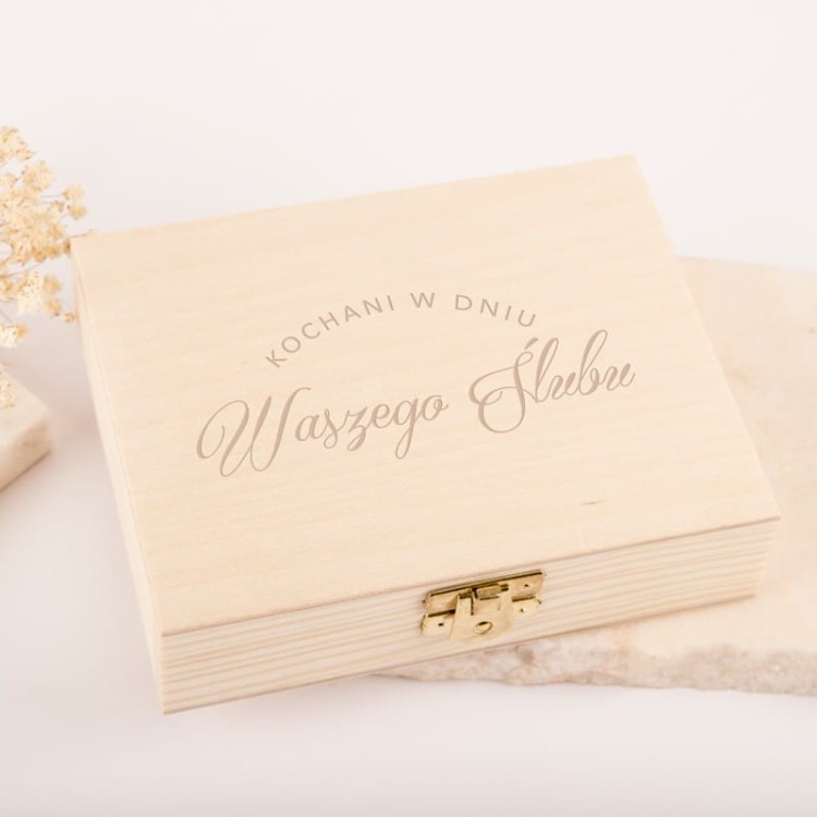 Klasyczny prezent ślubny z różańcami w drewnianym pudełku.