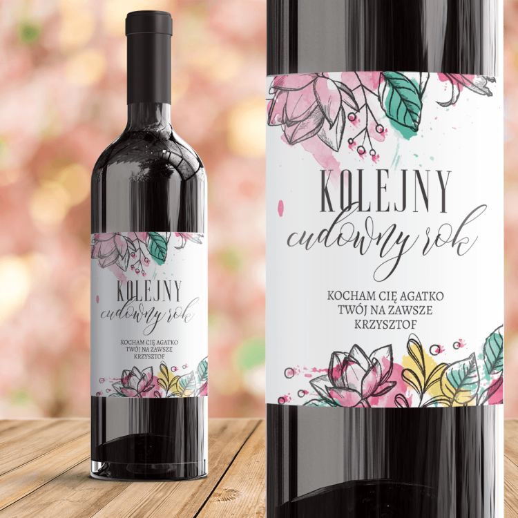 Personalizowana etykieta na wino z kwiatowym motywem jako prezent na rocznicę.