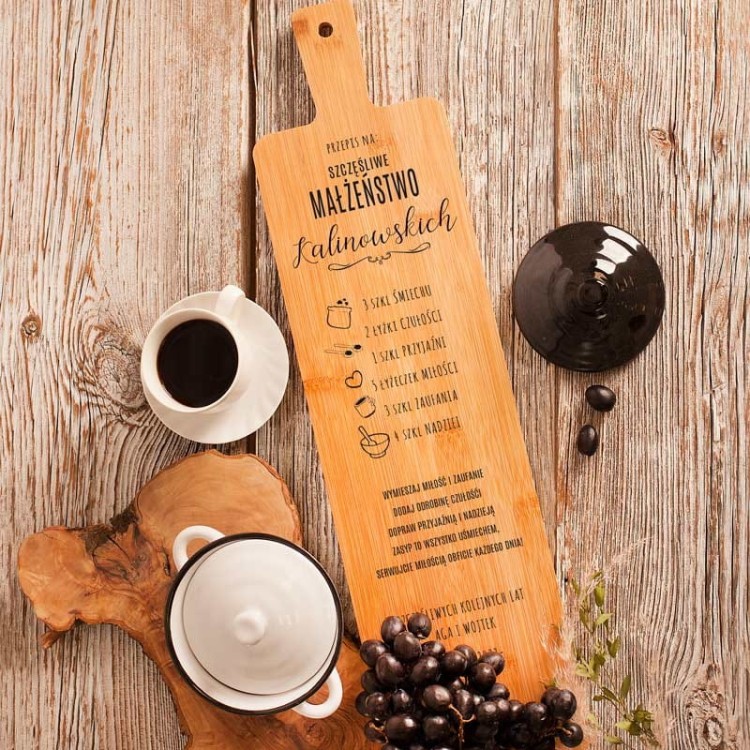 Drewniana deska z grawerem przepisu na małżeństwo jako pomysłowy prezent na rocznicę ślubu