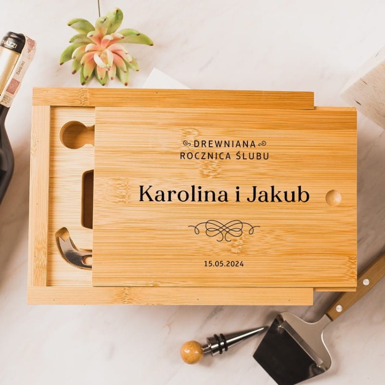 Bambusowy zestaw do sera i wina z personalizowanym napisem
