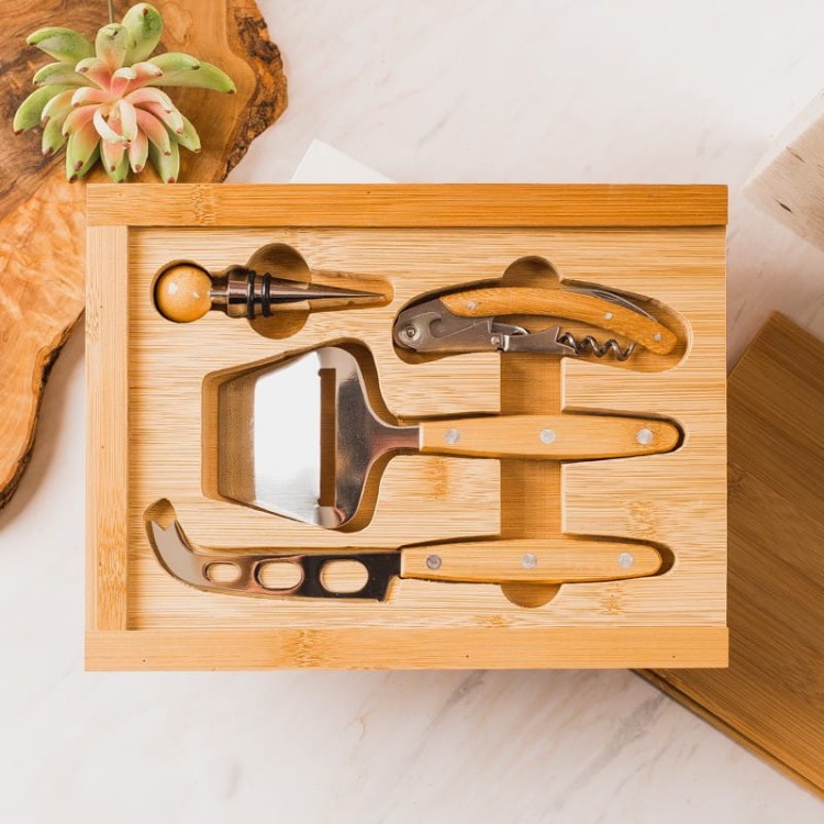 Personalizowany komplet akcesoriów do sera i wina w drewnianym pudełku
