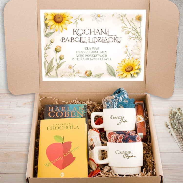 Zestaw prezentowy dla dziadków z kubkami, książkami i skarpetami.