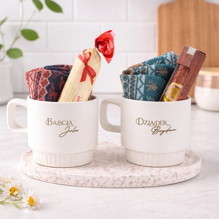 Zestaw kubków dla babci i dziadka ze słodyczami i skarpetami.