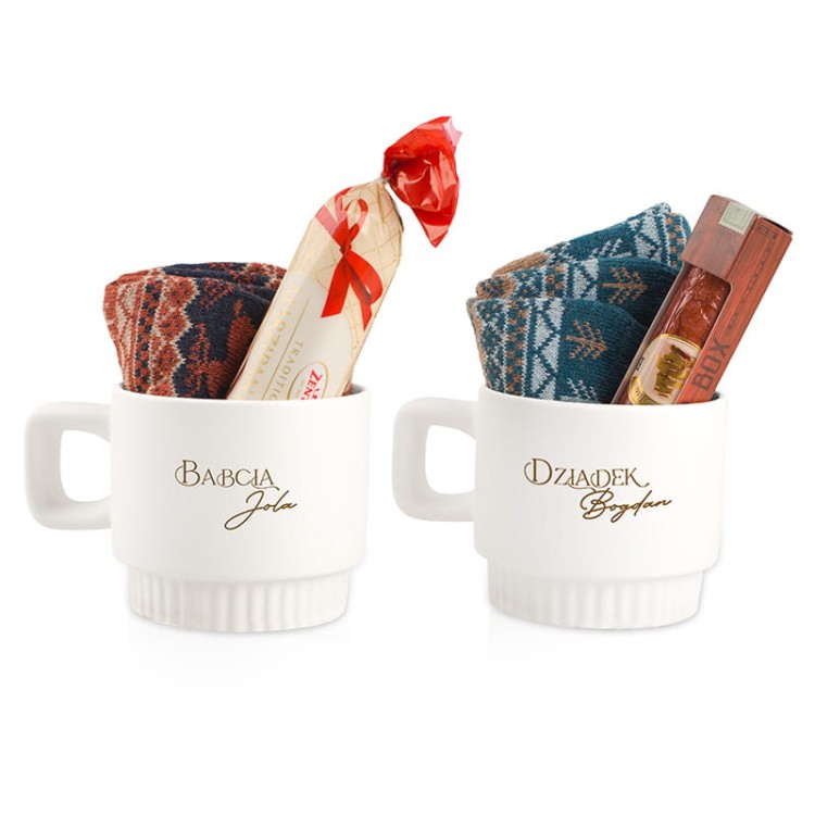 Kubek ryflowany ze skarpetami i słodyczami na prezent dla dziadków.