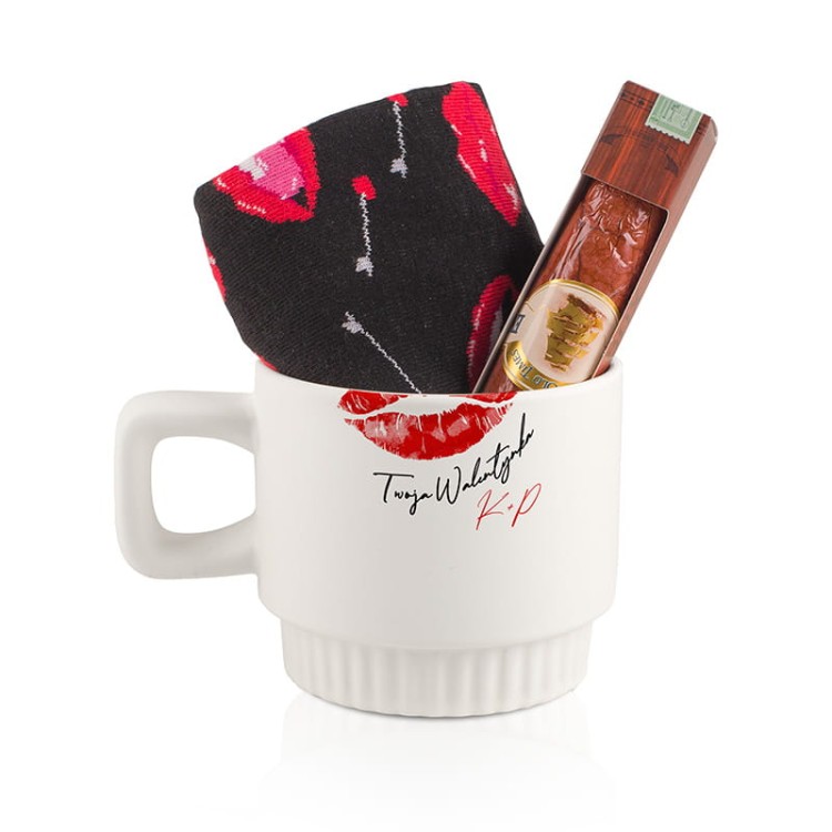 Kubek walentynkowy z upominkami dla faceta.