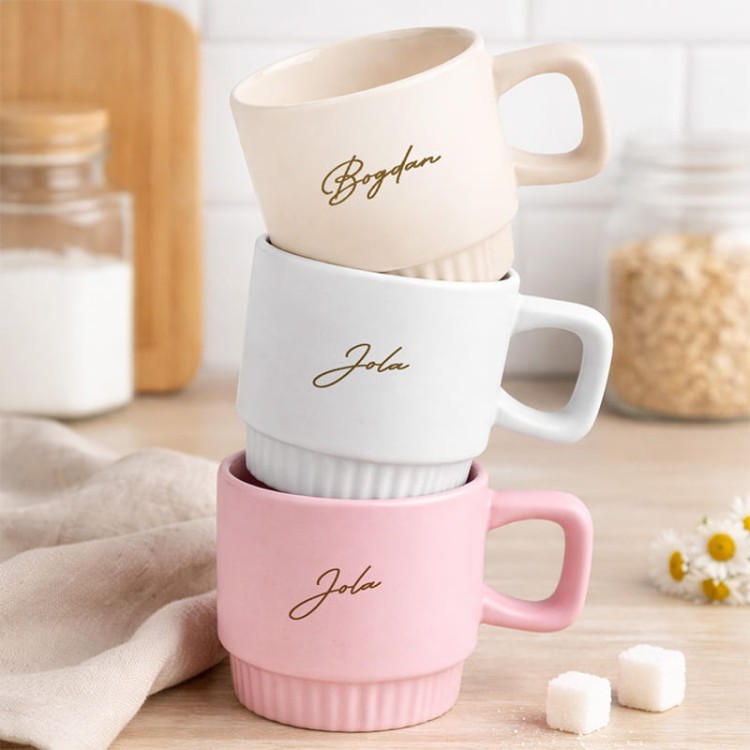 Kubek z ryflowaniem na spodzie w trzech kolorach do wyboru.