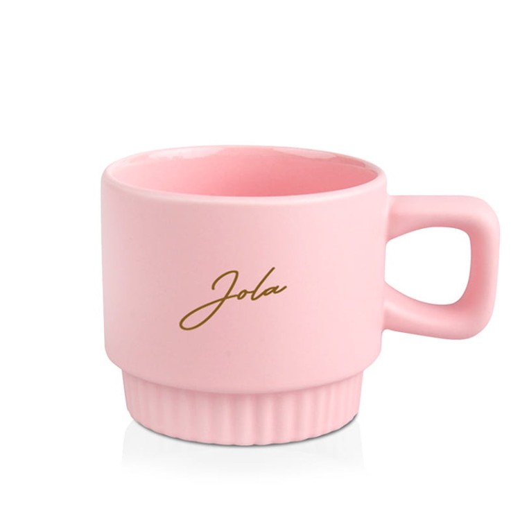 Różowy kubek z imieniem i ryflowaniem na spodzie.