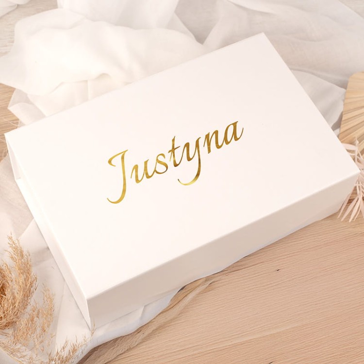 Pudełko z imieniem i eleganckim wnętrzem pełnym starannie dobranych produktów.