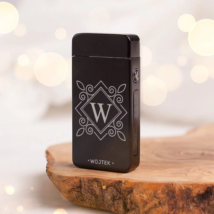Grawerowana zapalniczka z inicjałem jako prezent dla bliskiej osoby.