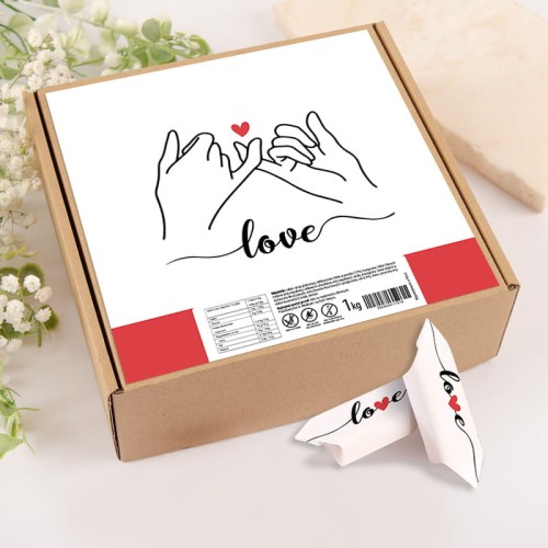 Krówki z napisem love w ozdobnym pudełku na walentynki