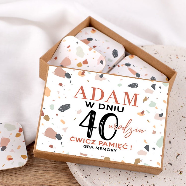 Gra ze zdjęciami w kraftowym pudełku z napisem urodzinowym