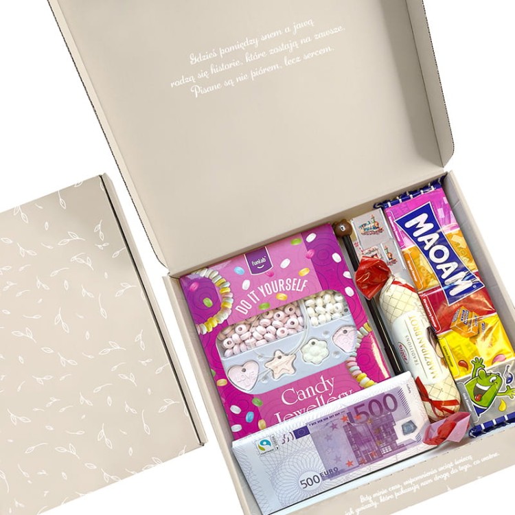 Gotowy box prezentowy ze słodyczami zapakowany w eleganczne pudełko.