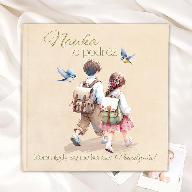 Księga welurowa z kremową okładką. Prezent na pasowanie na ucznia.