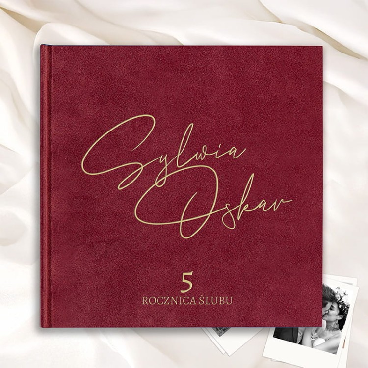 Album welurowy z imionami i datą na rocznicę ślubu.