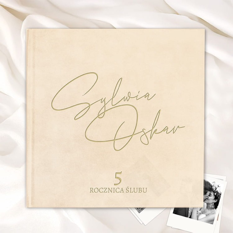 Welurowa księga na rocznicę ślubu w kremowym kolorze.