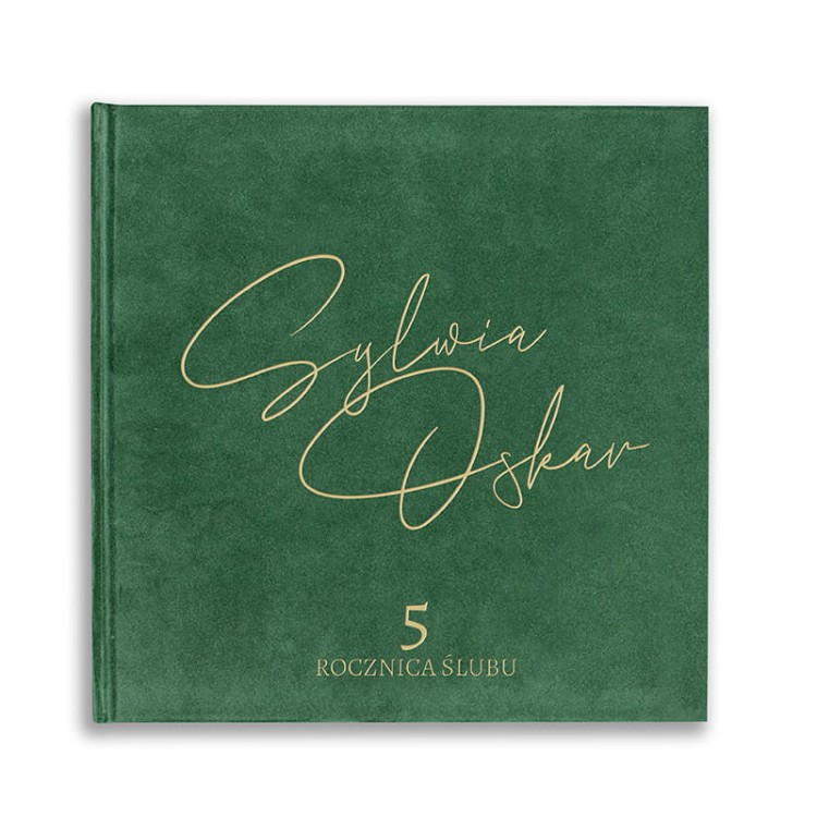 Album z okładką w kolorze butelkowej zieleni.