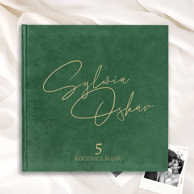 Album welurowy z okładką w kolorze butelkowej zieleni i z grawerem.
