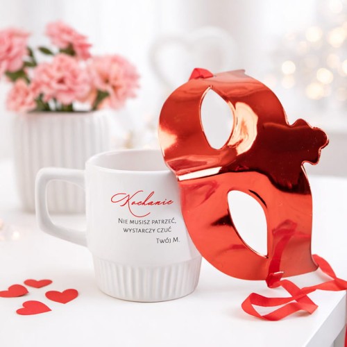 kubek walentynkowy z napisem i czerwona maska