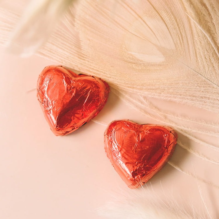 Czekoladki w czerwonym kolorze na upominek dla gości.