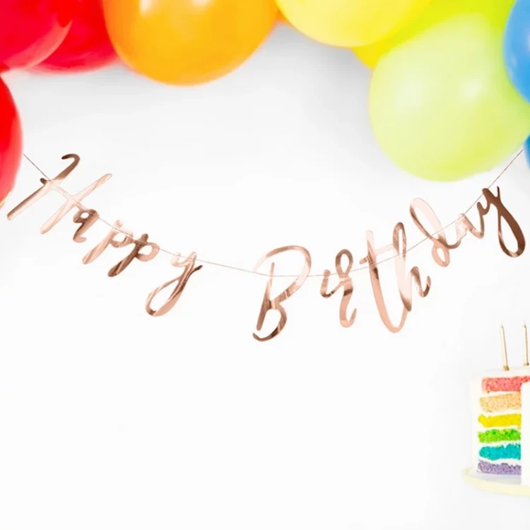 Dekoracyjny napis Happy Birthday jako wiszący baner na przyjęcie