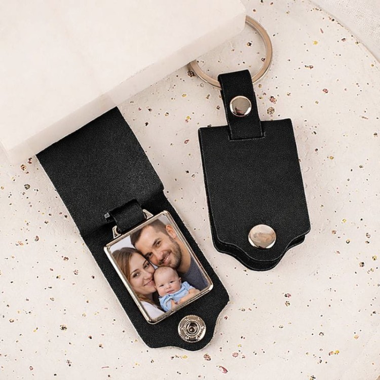 Personalizowany czarny brelok do kluczy ze zdjęciem ukrytym wewnątrz.