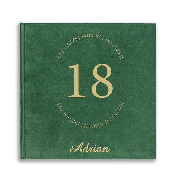 Album w welurowej oprawie z napisem „18 lat naszej miłości do Ciebie”.