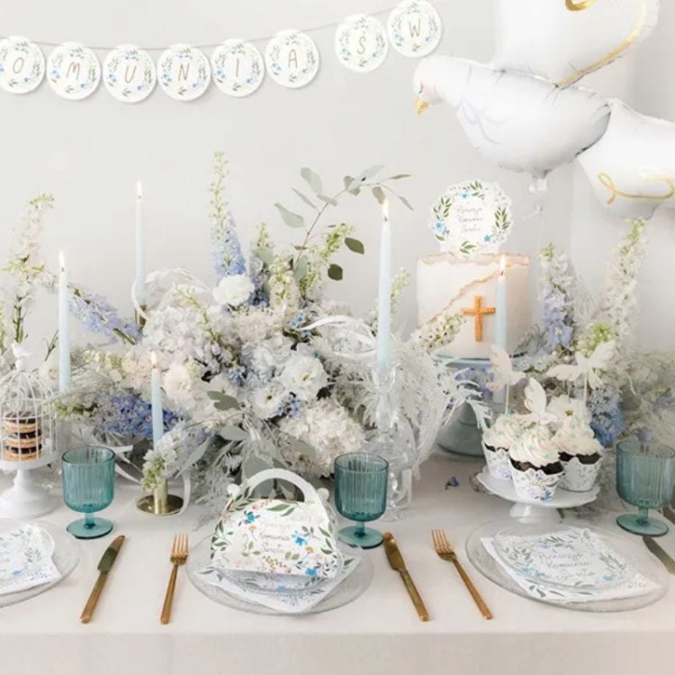 Komunijny topper na ciasto z motywem wieńca z liści i kwiatów.