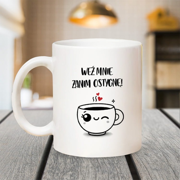 Personalizowany kubek z napisem „Weź mnie zanim ostygnę” oraz imieniem.