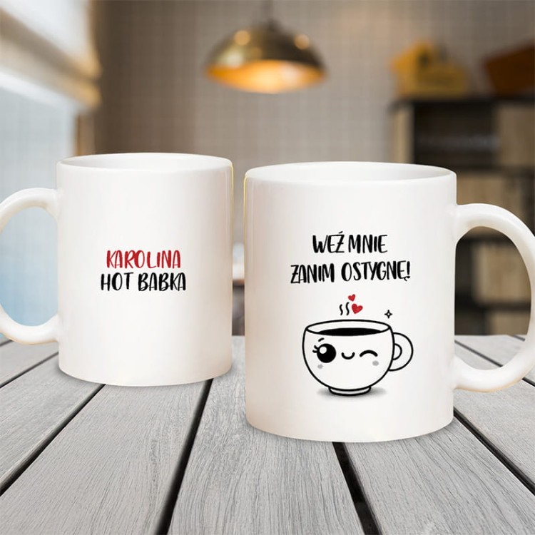 Kubek z nadrukiem i miejscem na imię jako prezent walentynkowy.