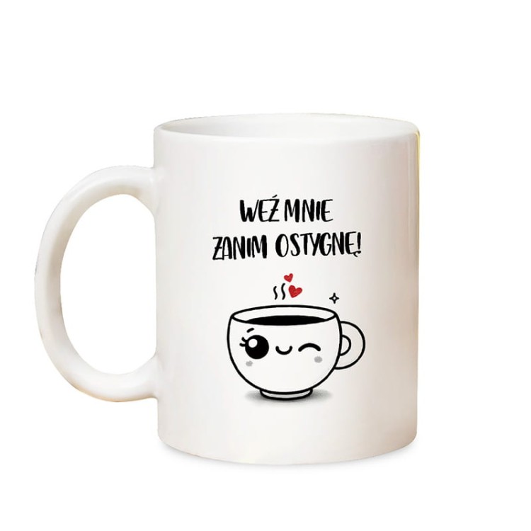 Ceramiczny kubek z grafiką filiżanki i miłosnym hasłem.