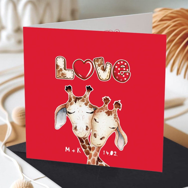 Kartka walentynkowa z żyrafami i personalizacją na czerwonym tle.