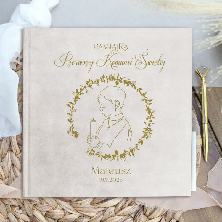 Personalizowany album komunijny dla chłopca z welurową okładką
