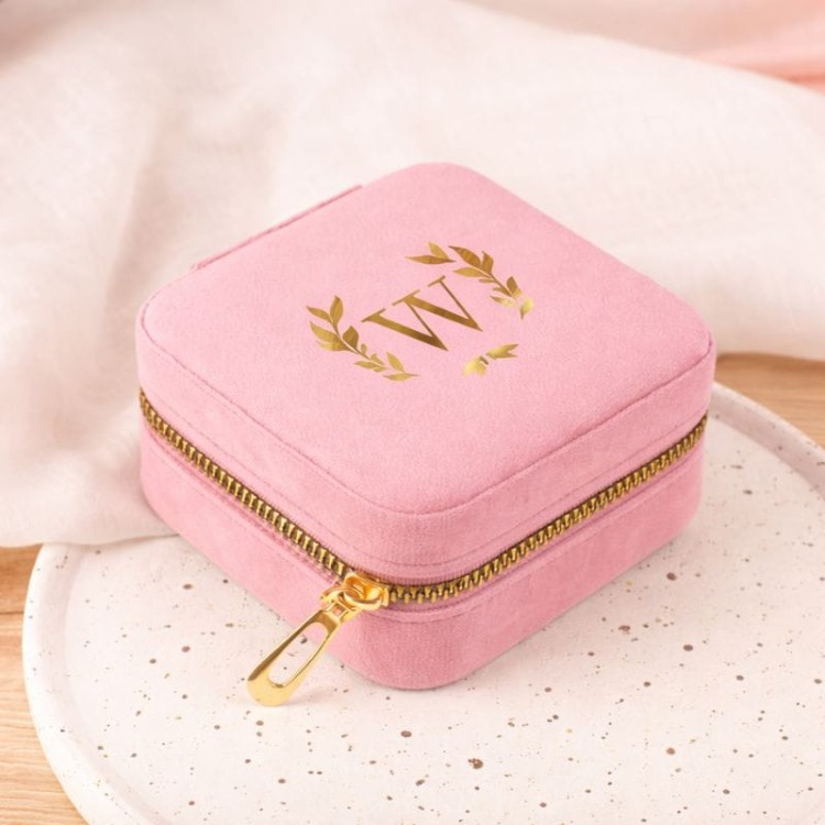 Różowa szkatułka z inicjałem w złotym odcieniu