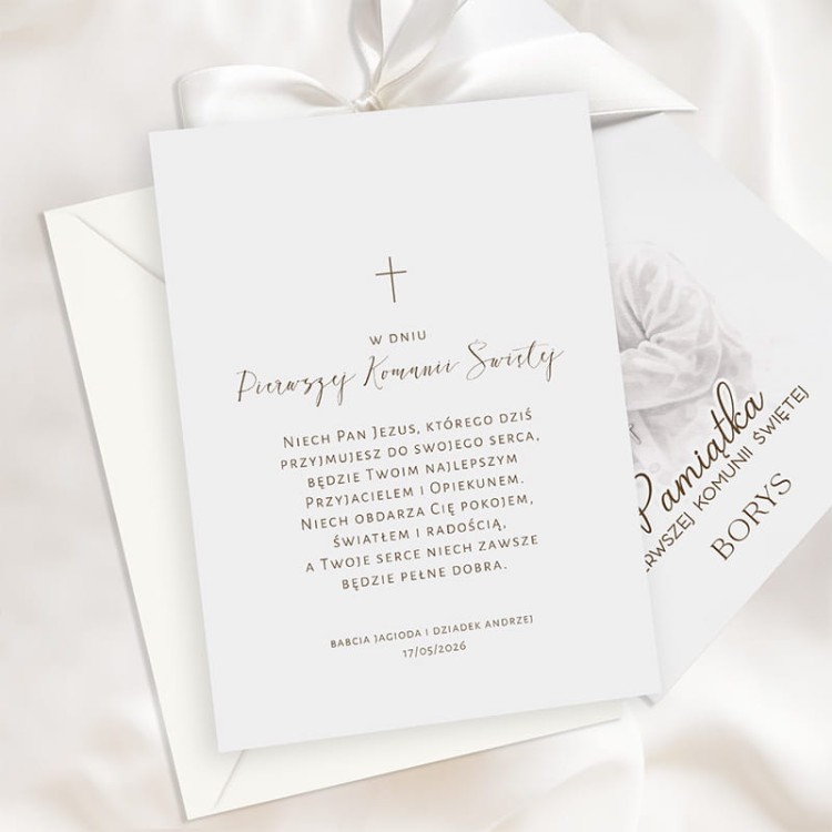 Personalizowana kartka komunijna dla chłopca z życzeniami w środku.