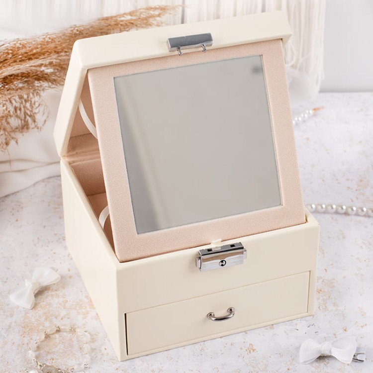 Szkatułka na biżuterię z lusterkiem w środku.