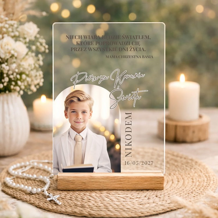 Tabliczka akrylowa ze zdjęciem. Na drewnianej podstawce.