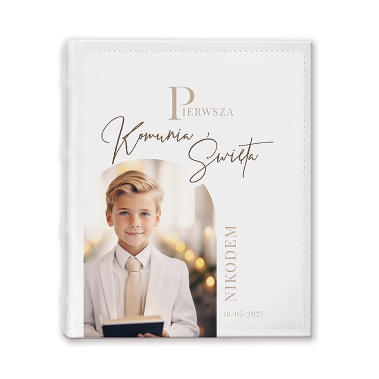 Personalizowany album na Komunię ze zdjęciem dziecka na okładce.
