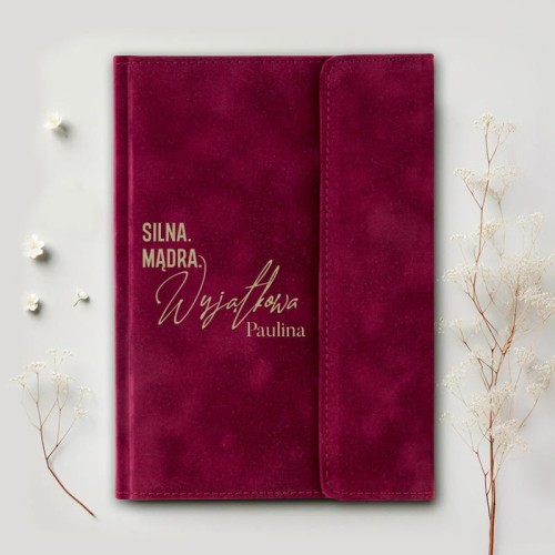 Welurowy notes z imieniem to elegancki prezent dla kobiety na urodziny