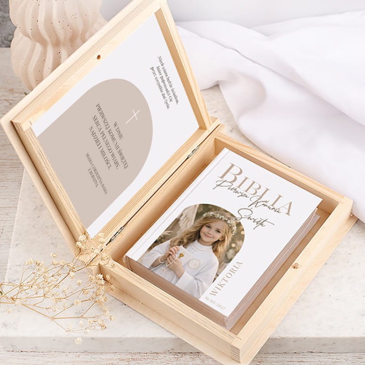 Biblia w drewnianym pudelku ze zdjeciem