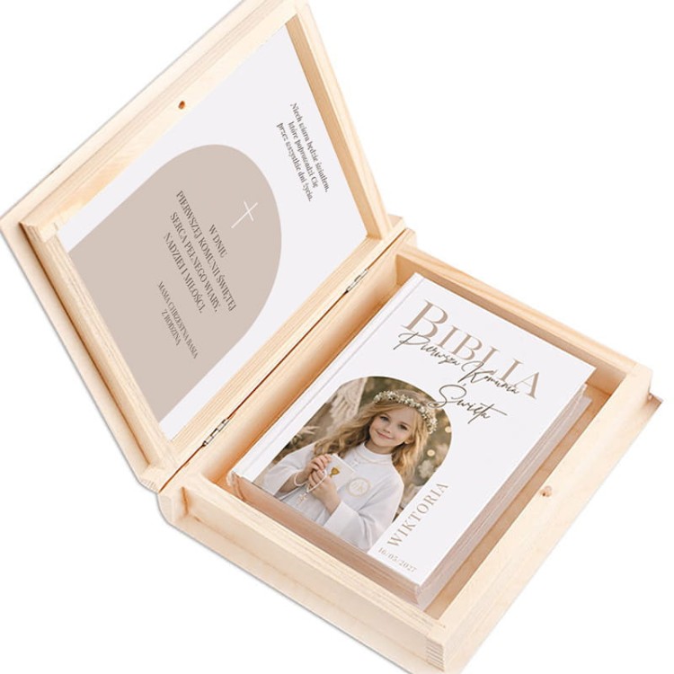 Elegancki prezent na komunie biblia ze zdjeciem