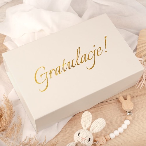 Pudełko ze złotym napisem Gratulacje.