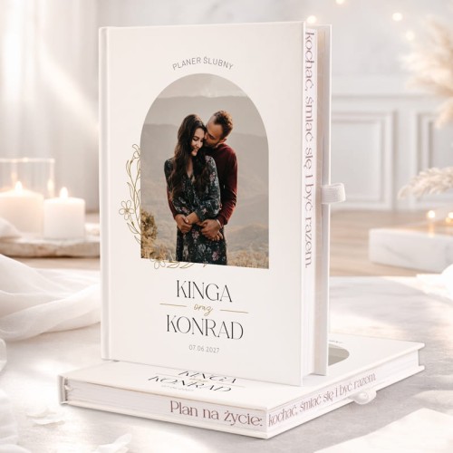 Ślubny planer ze zdjęciami pary na okładce