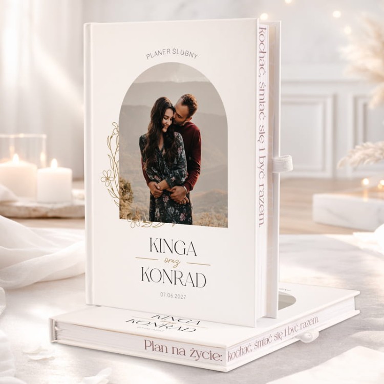 Ślubny planer ze zdjęciami pary na okładce