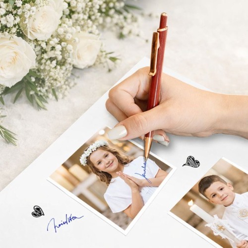 Księga komunijna z białymi kartkami w środku.