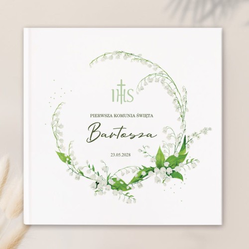 Personalizowana Księga Pamiątkowa na Komunię Świętą z konwaliowym motywem.jpg