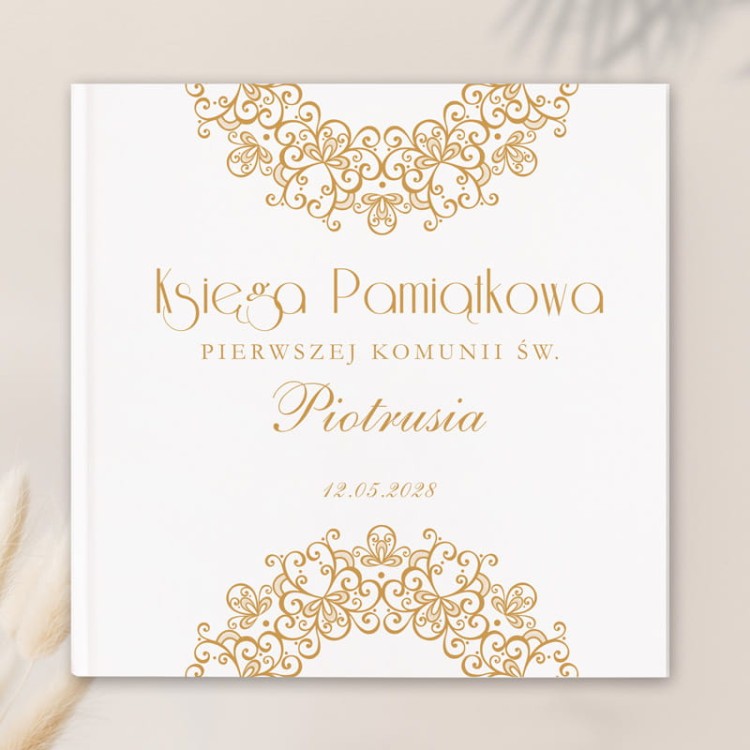 Biała Księga Gości na Pierwszą Komunię Świętą ze złotymi ornamentami.