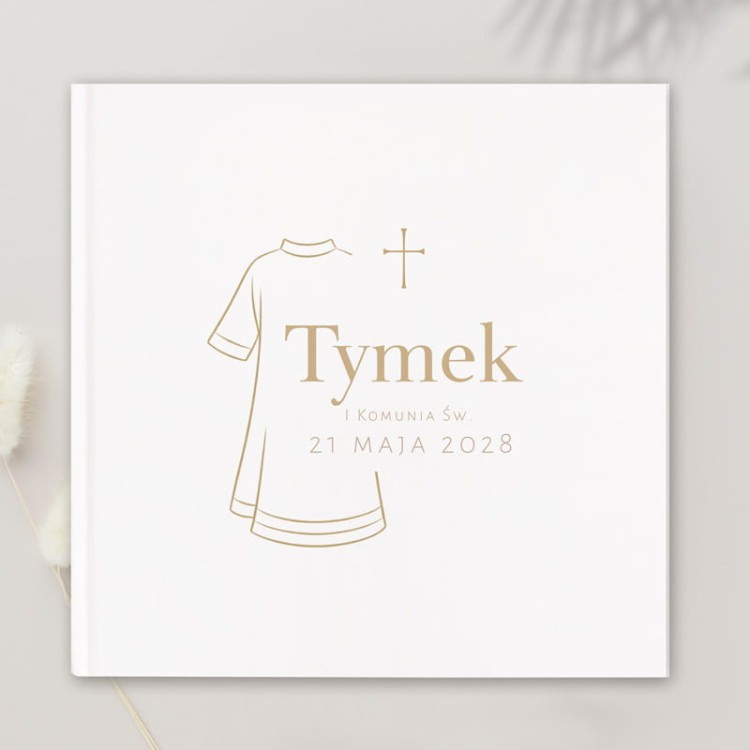 Księga pamiątkowa z imieniem dziecka.