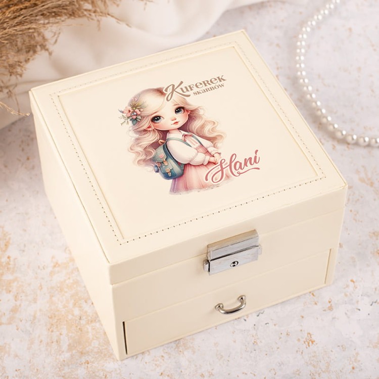 Personalizowany prezent w postaci szkatułki na biżuterię.