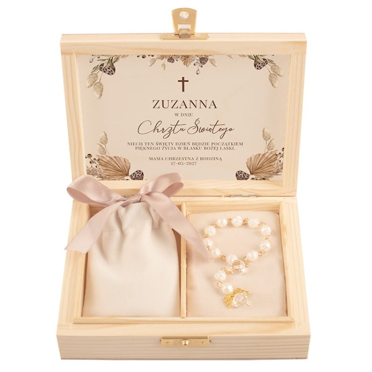 skrzyneczka-z-rozancem-chrzest-z-podpisem.jpg